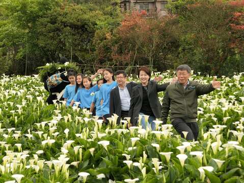 市長、黃副市長及熊讚在地景藝術打卡點示範如何擺pose