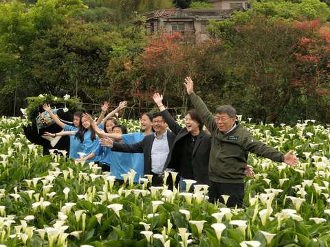 市長、黃副市長及熊讚在地景藝術打卡點合影