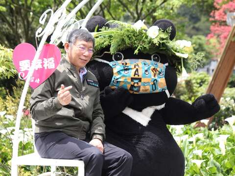 市長與熊讚坐在地景打卡藝術為大家示範如何擺pose