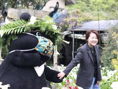 黃副市長與熊讚坐在地景打卡藝術為大家示範如何擺pose