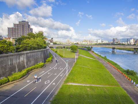 北市河濱自行車道長達112公里，串聯起全市28座河濱公園