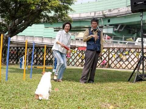 汪議員志冰到場與狗狗互動