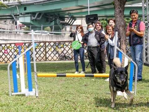 現場貴賓一齊為敏捷犬加油打氣