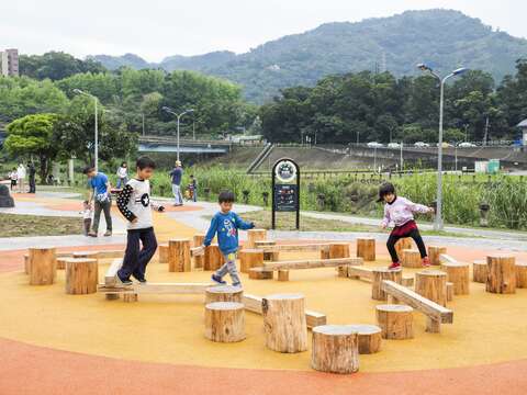 道南河濱公園共融式遊戲場遊具滿足孩童挑戰玩耍樂趣