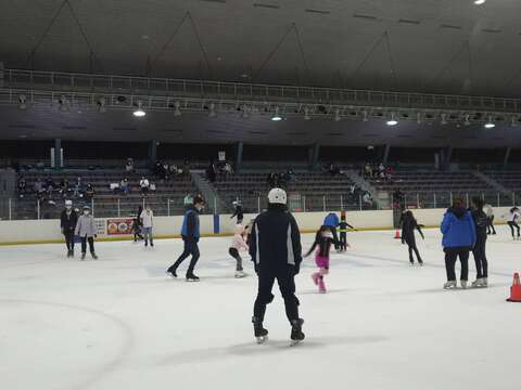 冰上樂園有冰面安全保母以維護大家安全