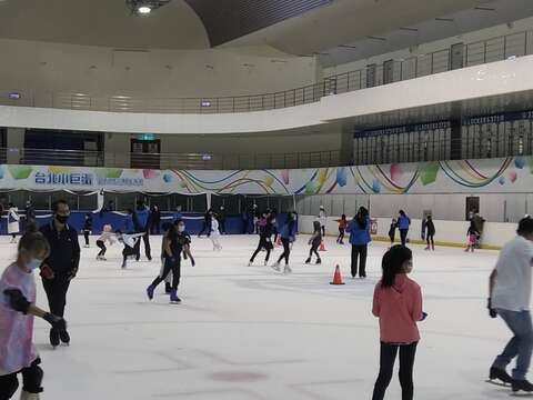 冰上樂園大家愉快滑冰