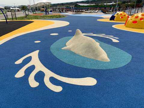 海豚地景在假日陪伴著孩童們遊玩，留下難忘的回憶