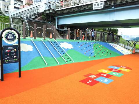 道南河濱公園恆光橋下共融式遊戲場 藉由既有戧台(堤防中段平台)的地形高低差，來設置不同分區的遊戲刺激 (圖為 趣味攀爬區)