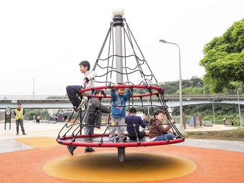 道南河濱公園恆光橋下共融式遊戲場天旋地轉 讓小朋友玩得開心