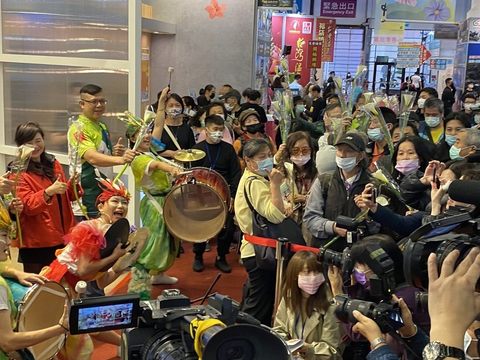 現場民眾手持海芋與舞台區嘉賓及身聲劇團合照