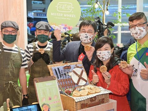劉奕霆局長與周水美會長、貓空阿義師一同品嚐不貳光車輪餅