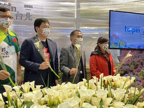 蔡炳坤副市長、劉奕霆局長、周水美會長及阿義師體驗臺北館陽明山竹子湖海芋田佈景