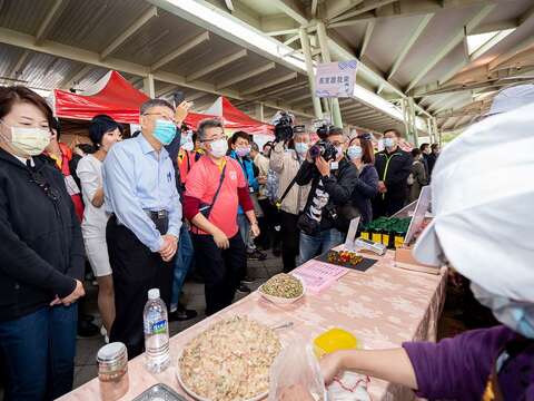 柯市長巡視參賽水餃攤位