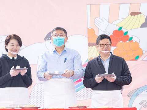 柯市長文哲、黃副市長珊珊、產業局林局長崇傑一起包水餃