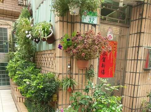 藉由觀察身邊的植物，透過拍照、紀錄與分享，重新感受植物在生活中的美好