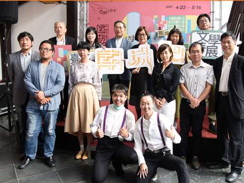 蔡炳坤副市長(後排左三)、文學季計畫主持人封德屏(後排左四)和與會貴賓合影