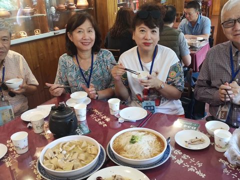 民眾品嚐貓空特色風味餐