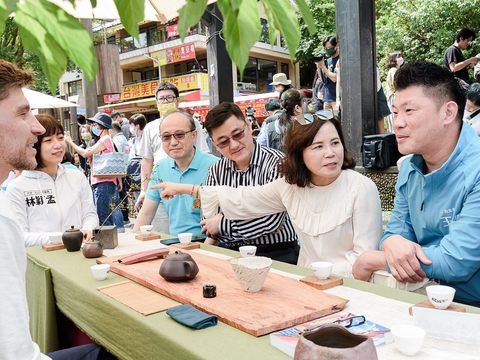 俄羅斯籍茶師Denis為嘉賓奉上木柵鐵觀音茶