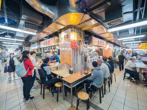 水源市場內的樂樂韓食每到用餐時刻就人潮不斷