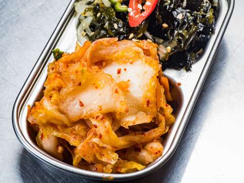 樂樂韓食每天都會準備十幾樣小菜任君挑選