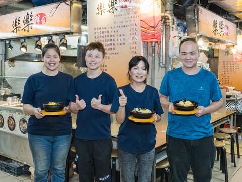 蔡宜杰一家人也投入他人生首度創業的韓式料理攤，經過多年考驗已在水源市場站穩腳步