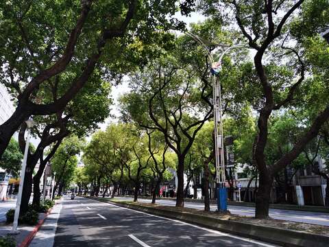 放慢步調享受悠閒的午後 與後方地景雕塑藝術品相呼應