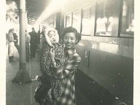 少婦攜子在臺北車站等車時，微光稍進入火車旁的光景(姜子龍提供)
