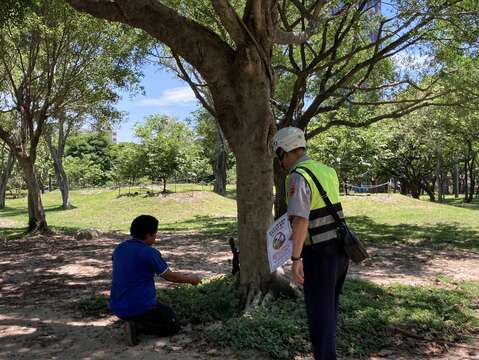 駐警發現餵食民眾發給公告宣導單2
