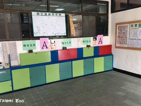 園內員工配合分區、分組上班、規劃不同組別人員上下班路線、減少群聚機會
