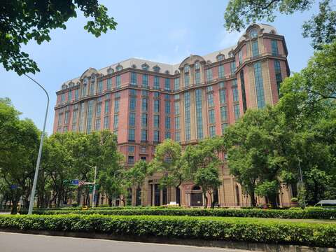 臺北文華東方酒店壯麗的歐式外觀建築，是全臺奢華旅宿指標，其前身為中泰賓館