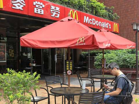 臺灣第一家麥當勞，1984年在敦化北路與民生東路口開幕，目前仍在原址繼續營業中