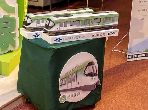 5號朝氣蓬勃榮獲萬大線車體外觀塗裝票選第一名，藍色水波流線造型是象徵萬大線行經大漢溪與新店溪