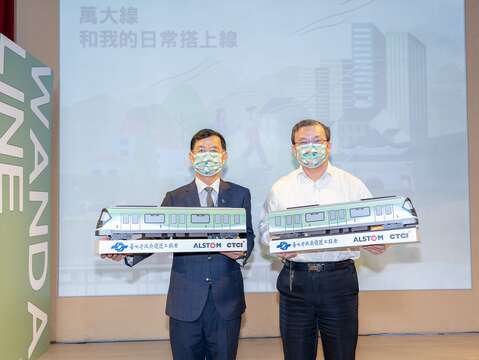 彭振聲副市長(左)與捷運局張澤雄局長(右)手持榮獲本次票選第一名5號朝氣蓬勃的車體模型