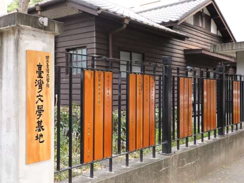 從台北街頭一瞬轉場到文學(台北畫刊110年6月)