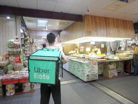 Delivery worker picking up products at one of Taipei's traditional markets