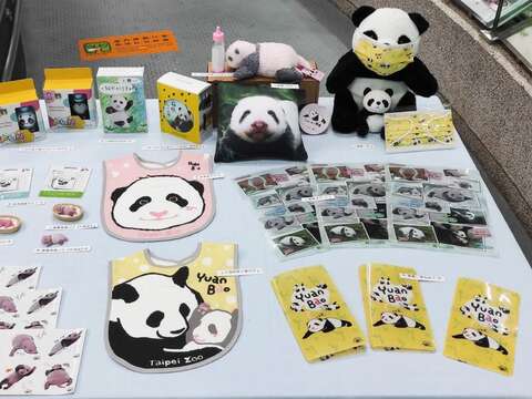 一系列大貓熊文宣品，開園後將陸續要送給大家哦！