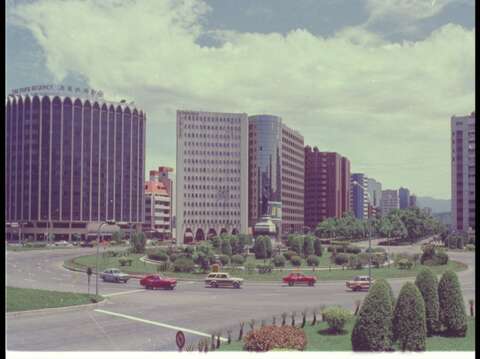 仁愛路圓環是高玉樹擔任市長時建築的，由臺灣工藝之父稱號的著名臺灣畫家工藝家-顏水龍所設計，曾是亞洲最大的道路圓環(照片來源：國家文化資料庫識別號0004933658)