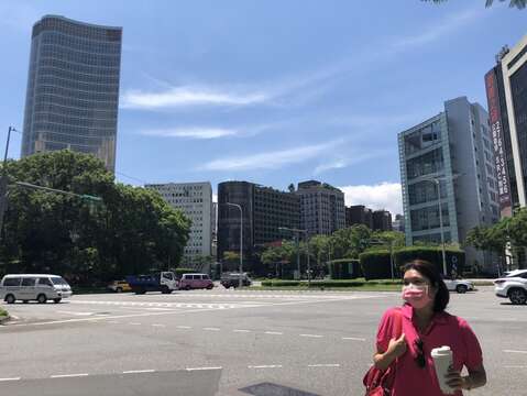 仁愛路圓環附近舊時為爛泥田，現今已變身為繁華熱鬧的精華地段