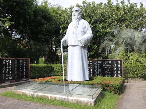 原位於仁愛圓環的于右任先生銅像，已搬遷至國父紀念館與其墨寶碑刻一同受後世緬懷