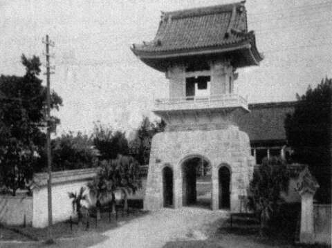 曹洞宗大本山臺灣別院鐘樓昭和元年(西元1926年)開始興建，至昭和5年(西元1930年)4月竣工。(照片來源：國家文化資料庫／識別號0006437039)