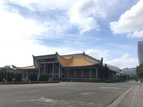 國父紀念館建築整體平面格局、四周迴廊、屋頂飛簷、正門入口處屋簷起翹等形式特色，形塑出現代主義結合中國傳統建築精神之風格，為臺灣現代建築史發展過程之經典作品