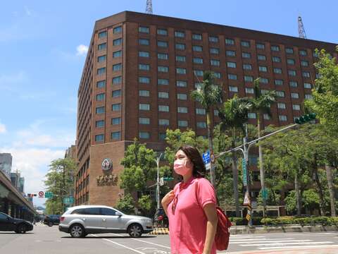 這間老字號飯店前，民國85年起新建完成臺灣第一條捷運路線-捷運木柵線
