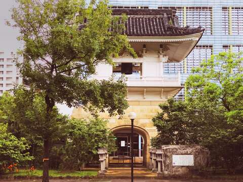 曹洞宗大本山臺灣別院鐘樓原是日本桃山及江戶時期流行的建築風格，至二十世紀，形成近代和風建築，隱身於臺北市青少年發展處旁，更突顯出其空靈之韻味。