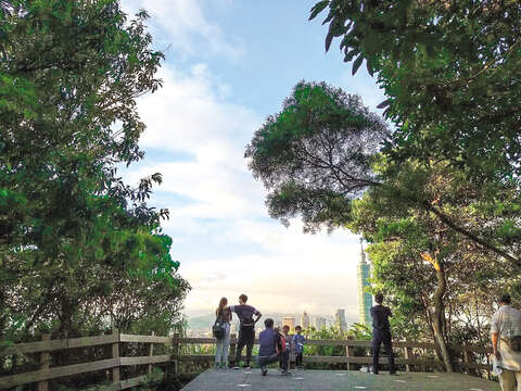 Located in Liuzhangli ( 六張犁 ), Fuzhoushan Park provides a great point to look out over Taipei City. (Photo/Yenping)