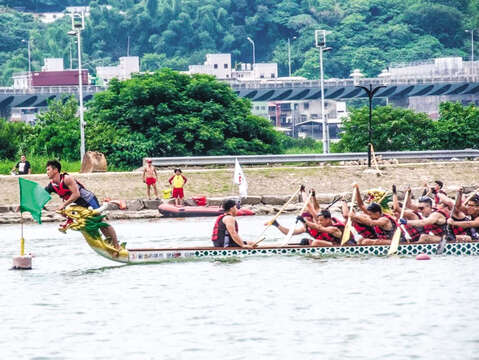 Flag-catching at the end of the competition requires the whole team to stabilize the speed of the boat so that the flag catcher can aim in a short amount of time. (Photo/BlackTide)