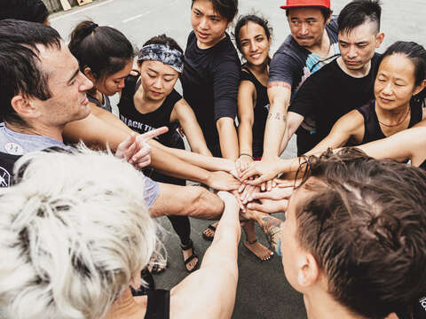 ​​​​​​​黒潮龍舟隊のメンバーは、数々のトレーニングとレースでの経験を通して、強い絆と結束力を築き上げてきました。(写真/Samil Kuo)
