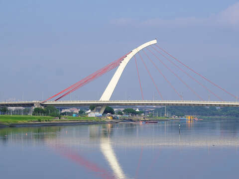 Connecting directly to downtown Taipei City, the beautiful Dazhi Bridge (大直橋) allows residents of Dazhi to reach the city center quickly. (Photo/Yenyi Lin)