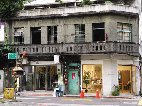 Many old apartments on Chifeng Street are partially renovated, making Chifeng Street one of a few places where old meets new.