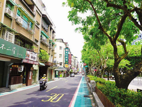 様々なお店が立ち並ぶ永康街と永康公園の周辺は、便利な交通機関と生活機能が整っています。(写真/劉佳雯)