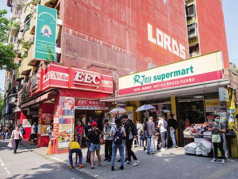 In Taipei’s Little Philippines, there are many shops providing products from Southeast Asia, making it an exotic area in the city.